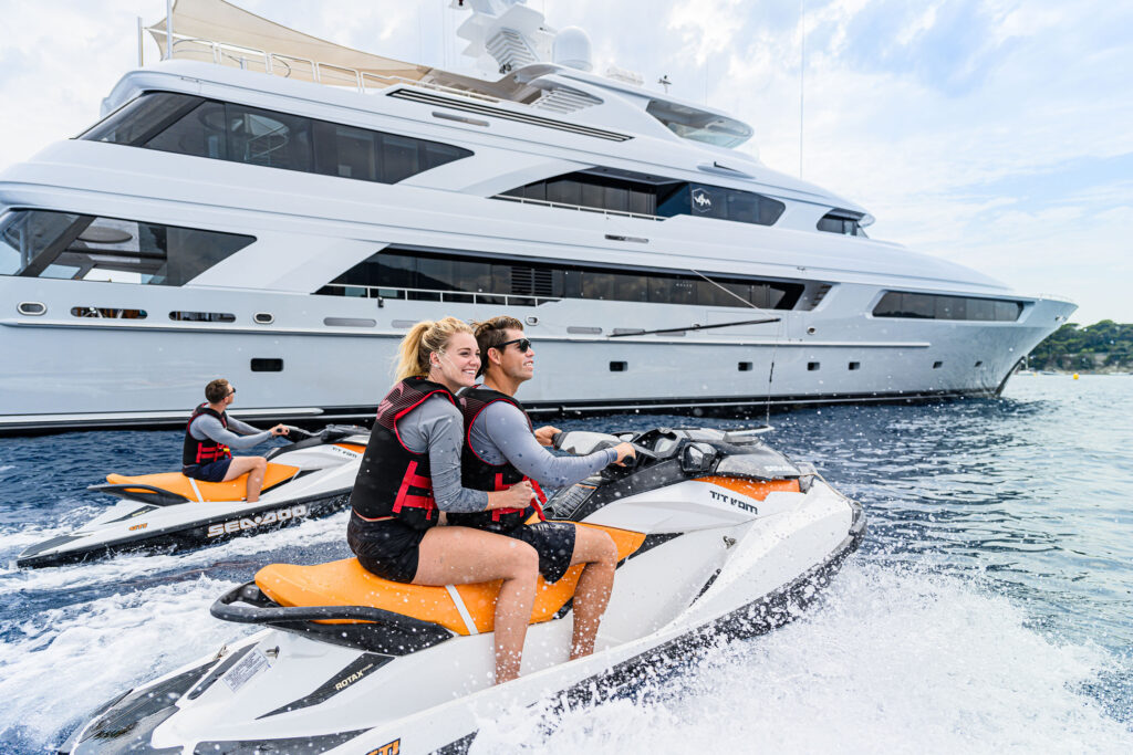 What Kind of Entertainment is Available on a Yacht? Entertainment on the yacht